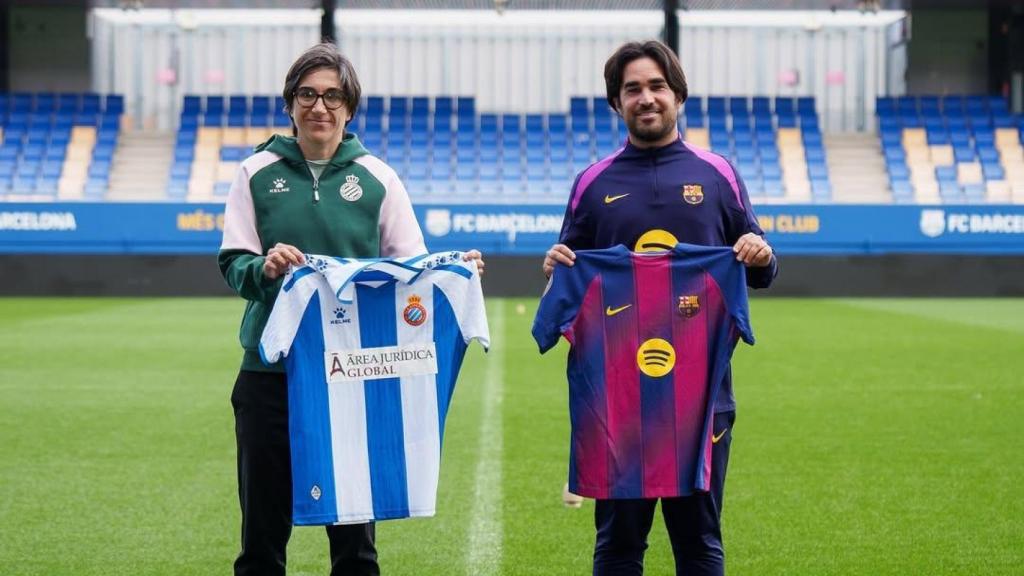 Sara Monforte, entrenadora del Espanyol, y Pere Romeu, entrenador del Barça Femenino, hacen el saludo tradicional antes del derbi
