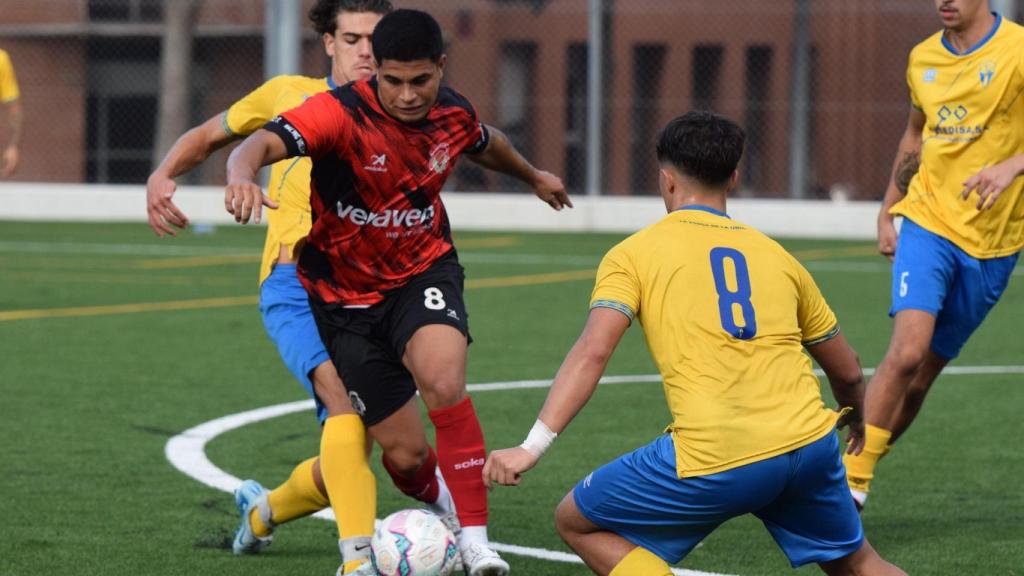 Disputa del balón durante un partido del Racing Vallbona