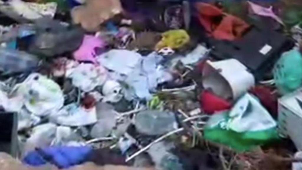 Basura en el interior de la Granja del Ritz