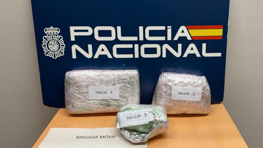 Los paquetes de cocaína requisados por la Policía Nacional