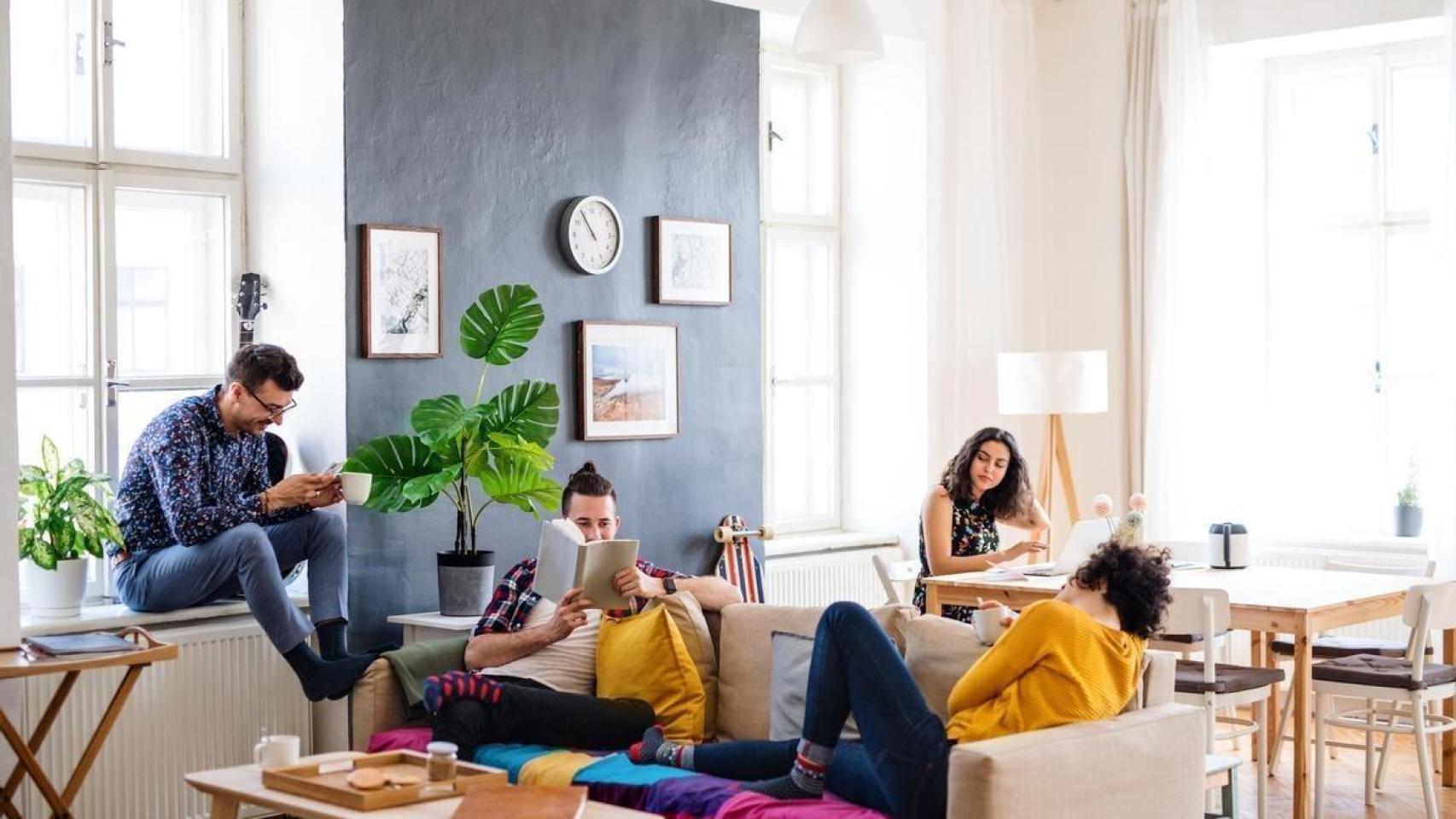 Imagen de archivo de jóvenes compartiendo piso