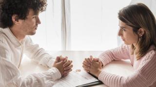 Pareja firmando el divorcio / Freepik