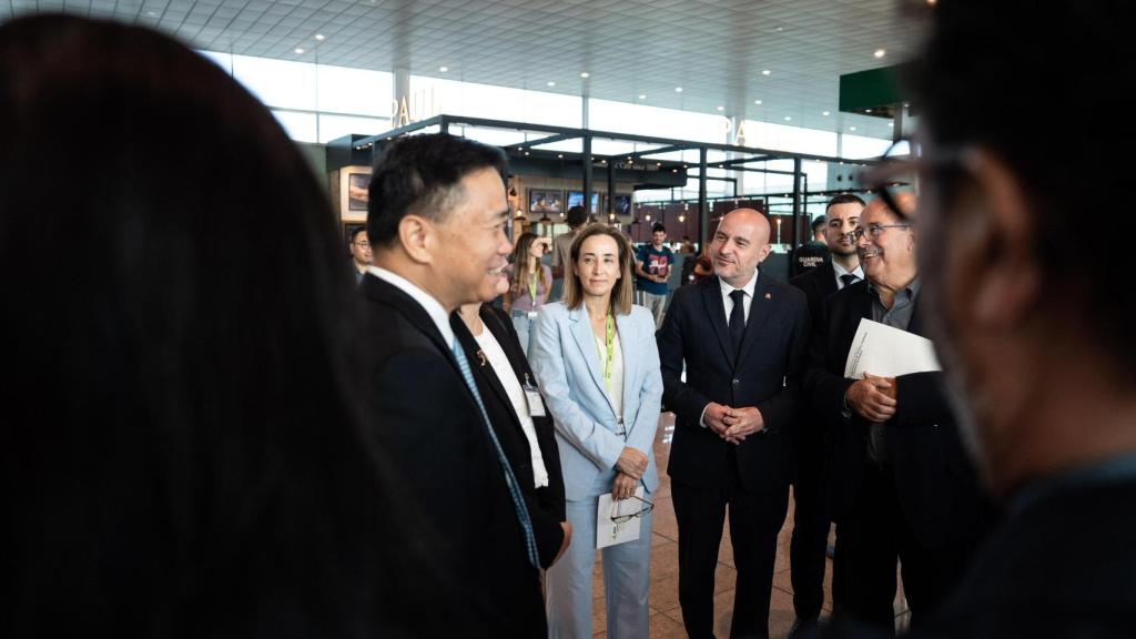 Eva Valenzuela, directora de l'Aeroport de Barcelona, i Carlos Prieto, delegat del Govern a Catalunya, reben al vicepresident executiu de China Eastern Airlines, Guowei Cheng