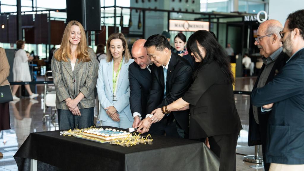 Les autoritats tallen una tortell de motiu de la inauguració de la nova ruta Barcelona-Shanghái de China Eastern Airlines