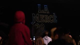 El espectáculo de drones en la Barceloneta iluminan el cielo de Barcelona por La Mercè 2025