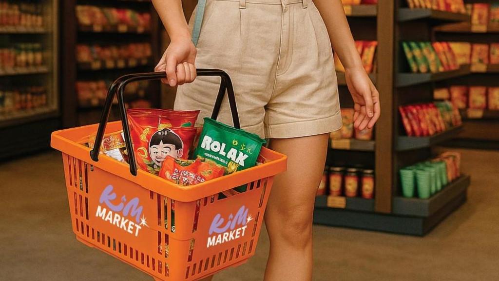 Interior del supermercado Kim Market de Barcelona