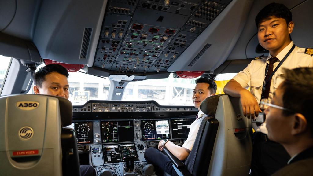 Tripulación del avión de China Eastern Airlines con destino a Shanghái