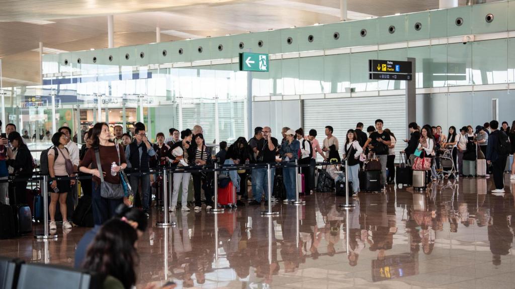 Cola de pasajeros preparados para embarcar en el Airbus A350-900 de China Eastern Airlines