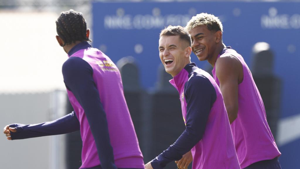 Alejandro Balde, Marc Casadó y Lamine Yamal bromean en un entrenamiento que el pivote catalán no finaliza por molestias