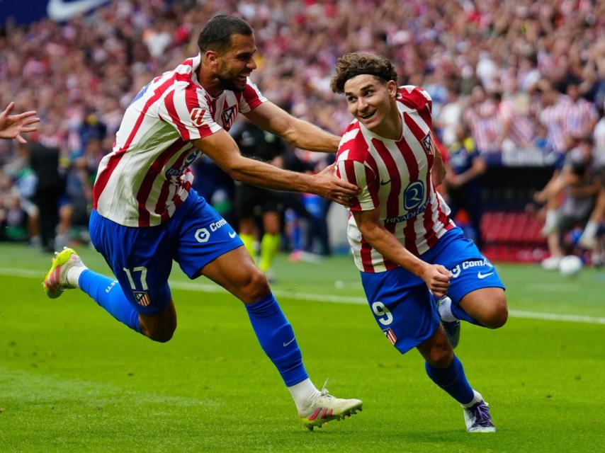 Julián Álvarez celebra su segundo gol, el cuarto del Atlético, al Real Madrid