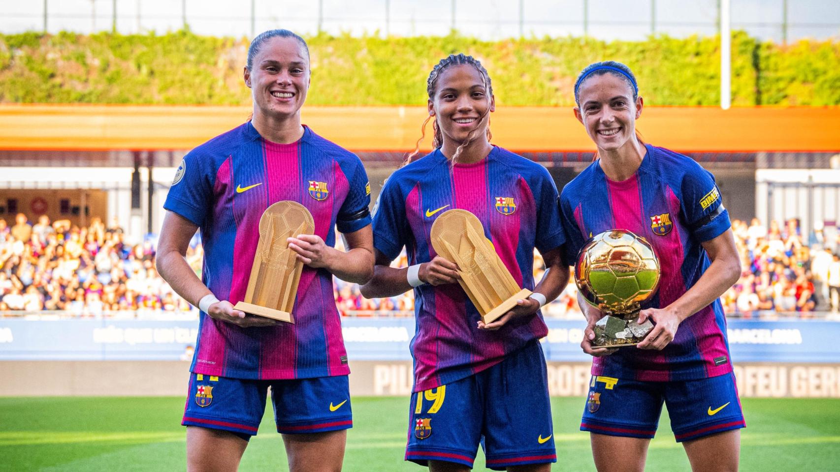 Ewa Pajor, Vicky López y Aitana Bonmatí posan con los premios recibidos en la gala del Balón de Oro