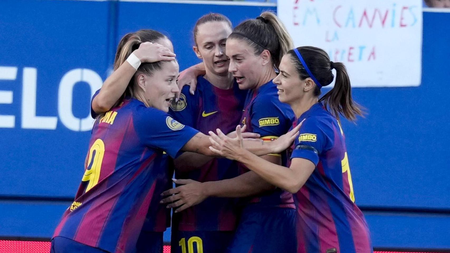 Las jugadoras del Barça Femenino celebran un gol en el derbi contra el RCD Espanyol