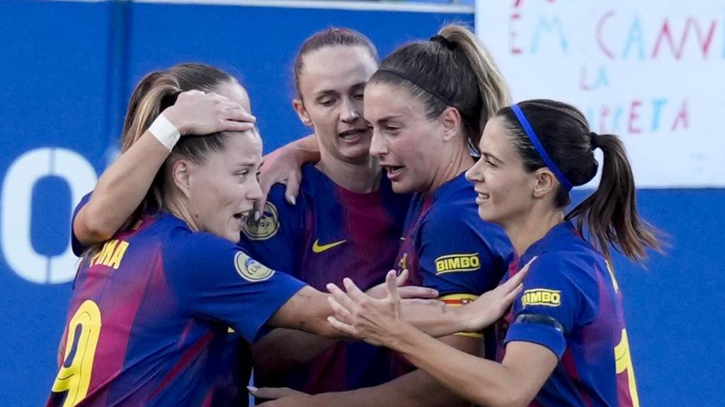 Las jugadoras del Barça Femenino celebran un gol en el derbi contra el RCD Espanyol