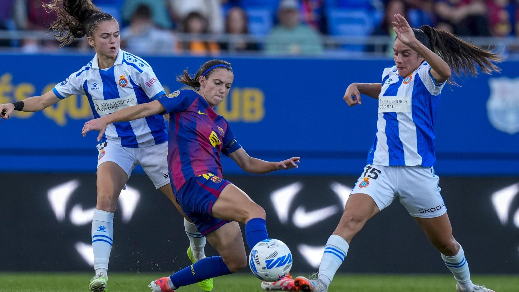 Aitana Bonmatí pugna por un balón dividido en el derbi Barça Femenino-RCD Espanyol