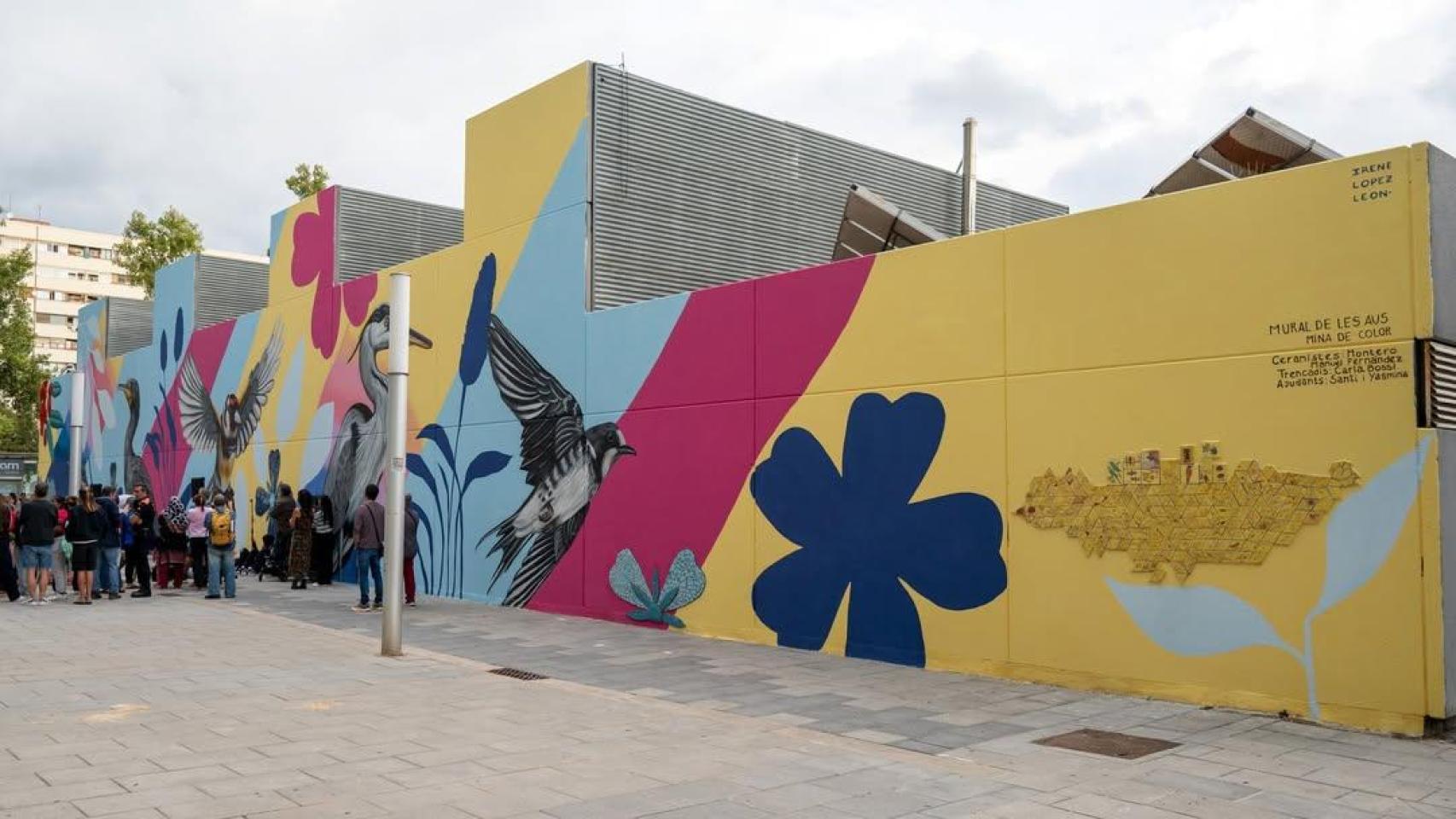 El barrio de La Mina estrena Aus del nostre entorn, un mural comunitario con la participación de más de 500 vecinos
