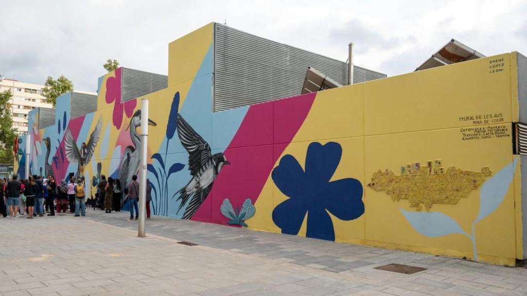 El barrio de La Mina estrena Aus del nostre entorn, un mural comunitario con la participación de más de 500 vecinos