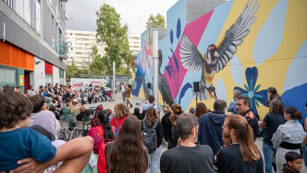 El barrio de La Mina estrena Aus del nostre entorn, un mural comunitario con la participación de más de 500 vecinos