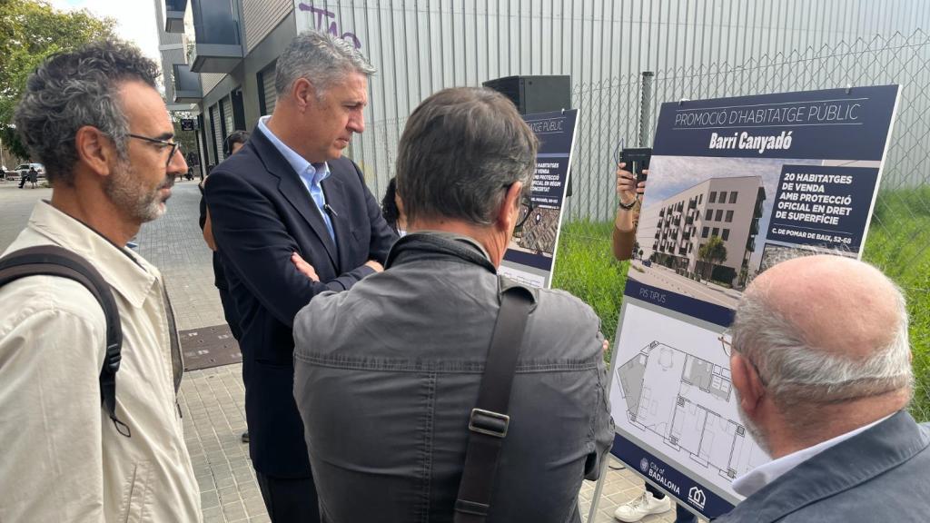 Xavier García Albiol, alcalde de Badalona, durante la presentación de pisos públicos en el barrio de Canyadó