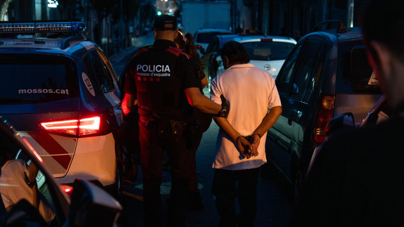 Un hombre apuñala y mata a un sintecho de madrugada en Santa Coloma