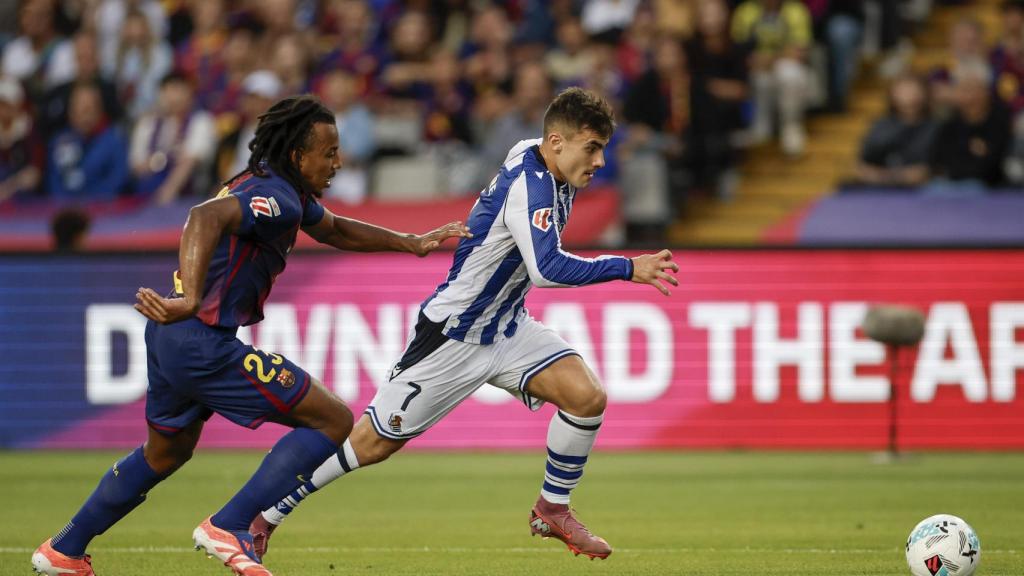 Jules Koundé, desbordado por Ander Barrenetxea en el gol de la Real Sociedad al Barça