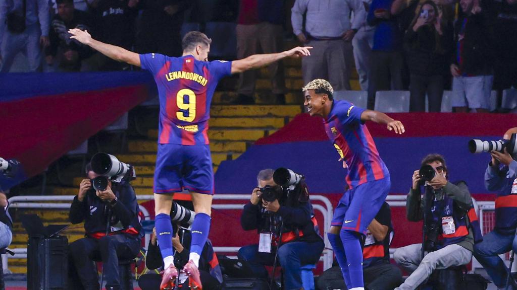Lamine y Lewandowski celebran el segundo gol del Barça