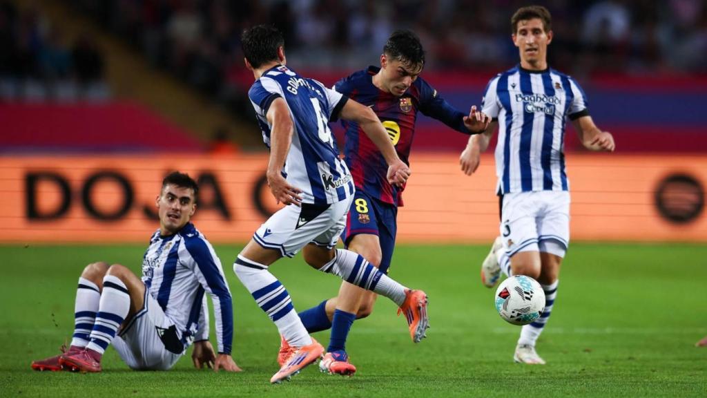 Pedri supera rivales durante el Barça-Real Sociedad