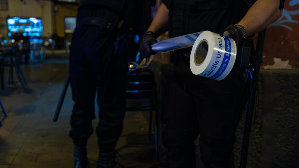 La Guardia Urbana de Badalona delimitando el perímetro durante el Pla Kanpai