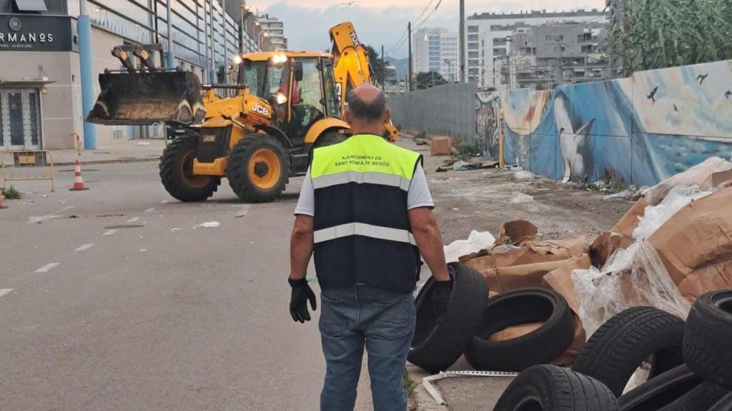 El concejal de vía pública en Sant Adrià, José Luís Martínez, durante los trabajos de limpieza