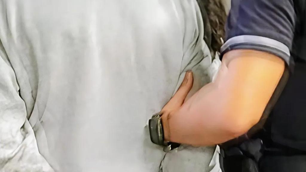 Un detenido por la policía en una imagen de archivo