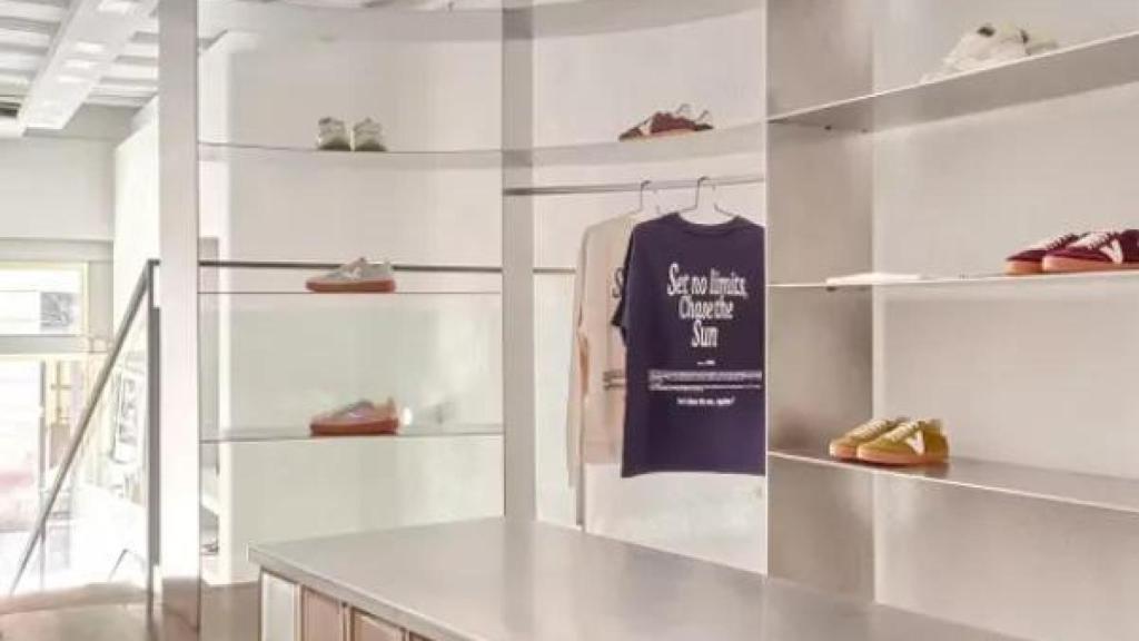 Interior de la tienda 'Victoria' de calzado