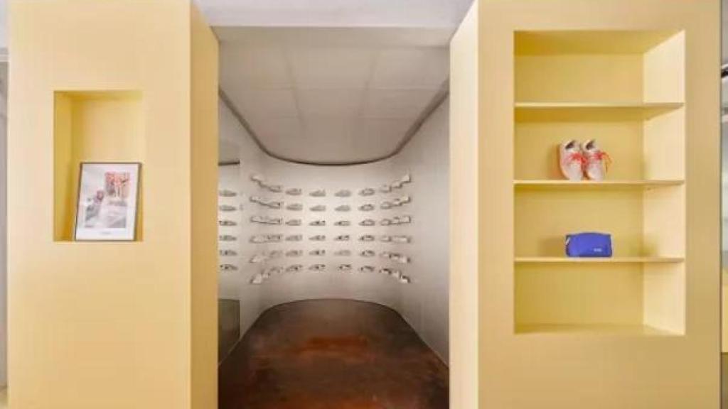 Interior de la botiga 'Victoria' de calçat