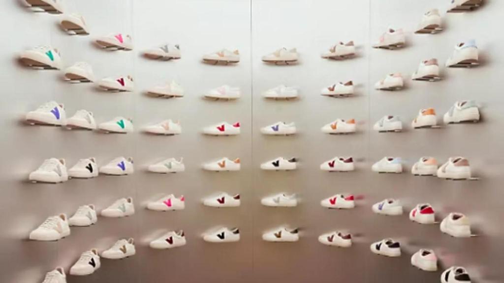 Interior de la tienda 'Victoria' de calzado