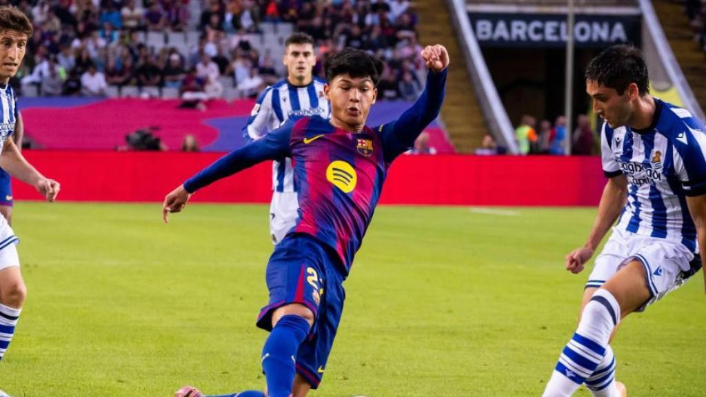 Dro Fernández realiza un quiebro en su debut durante el Barça-Real Sociedad