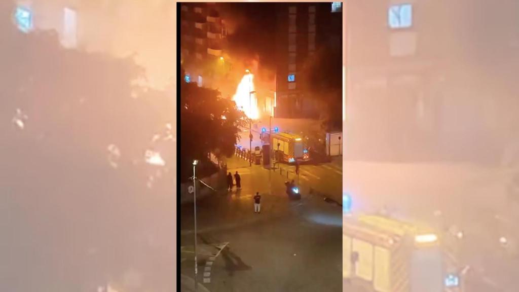 Un incendio en Badalona calcina ocho coches y una moto en el barrio de La Salut