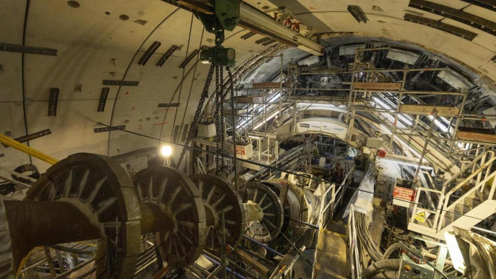 Vista del interior de la cabeza de la tuneladora durante la visita que han realizado al tramo central de las obras de la L9/L19 de Metro Barcelona, cerca de la futura estación Camp Nou
