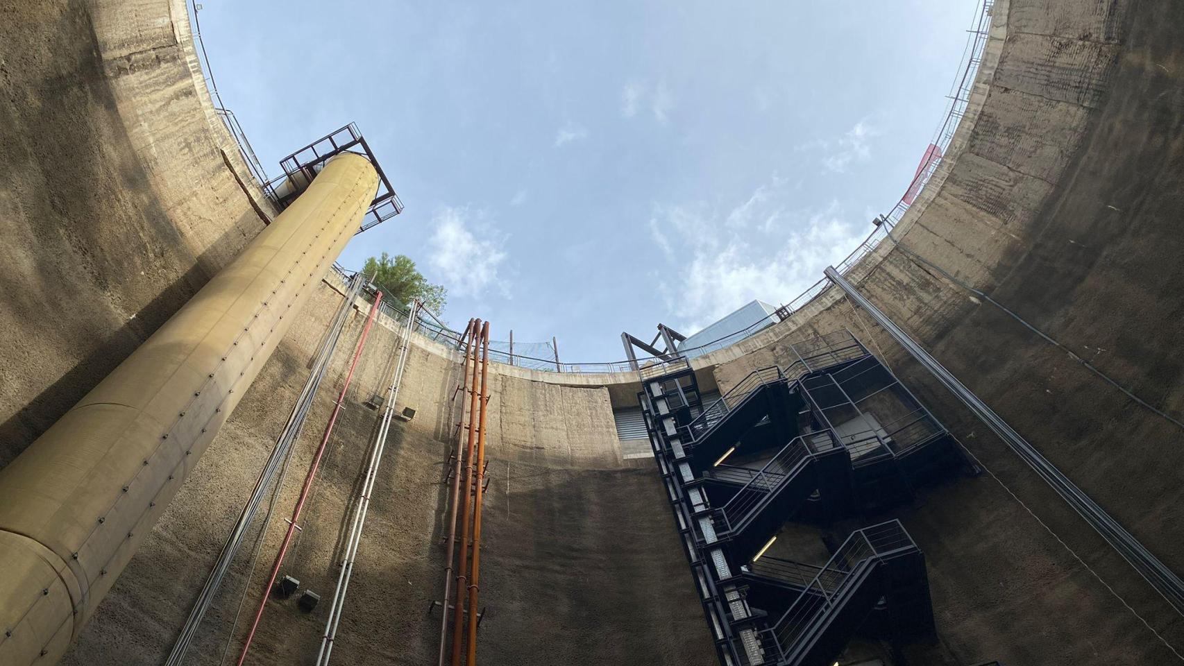 Pozo de las obras de la L9 en el Campus Nou