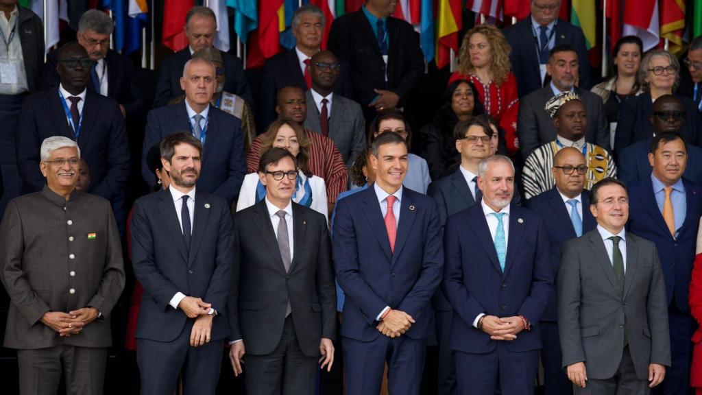 El ministro Ernest Urtasun, el 'president' del Govern, Salvador Illa, el presidente del Gobierno, Pedro Sánchez, y el director adjunto de la Unesco, Ernesto Ottone, en el Mondiacult 2025 en Barcelona