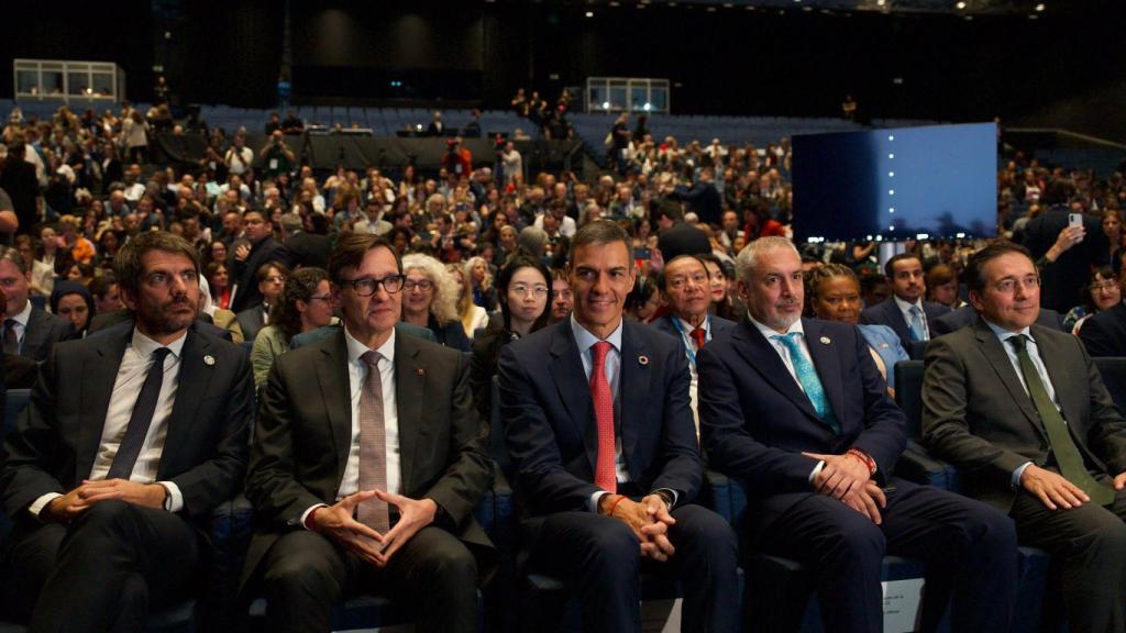 Los ministros Ernest Urtasun y José Manuel Albares (a los extremos), el presidente de la Generalitat, Salvador Illa (centro izquierda), y el presidente del Gobierno, Pedro Sánchez (centro derecha), en el Mondiacult en el CCIB de Barcelona