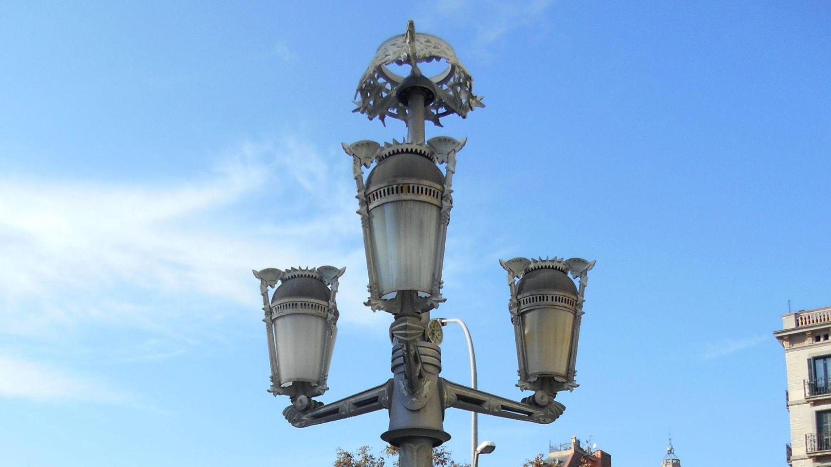 El enigma antimonárquico de Gaudí, unas farolas