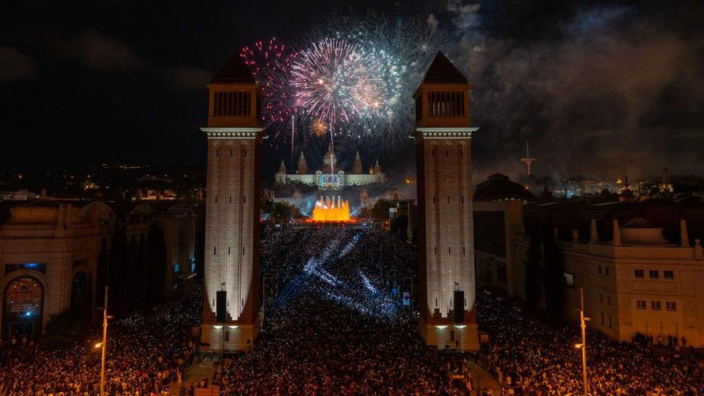 Piromusical de La Mercè 2025 en la avenida de la Reina Maria Cristina de Barcelona