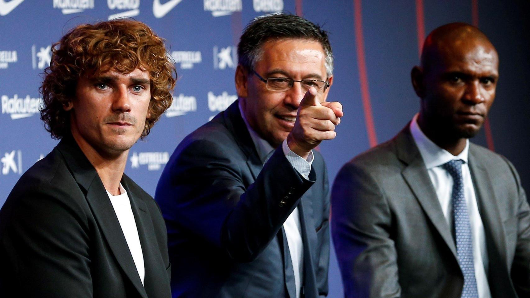 Antoine Griezmann, en su presentación con el Barça, junto a Josep Maria Bartomeu y Eric Abidal