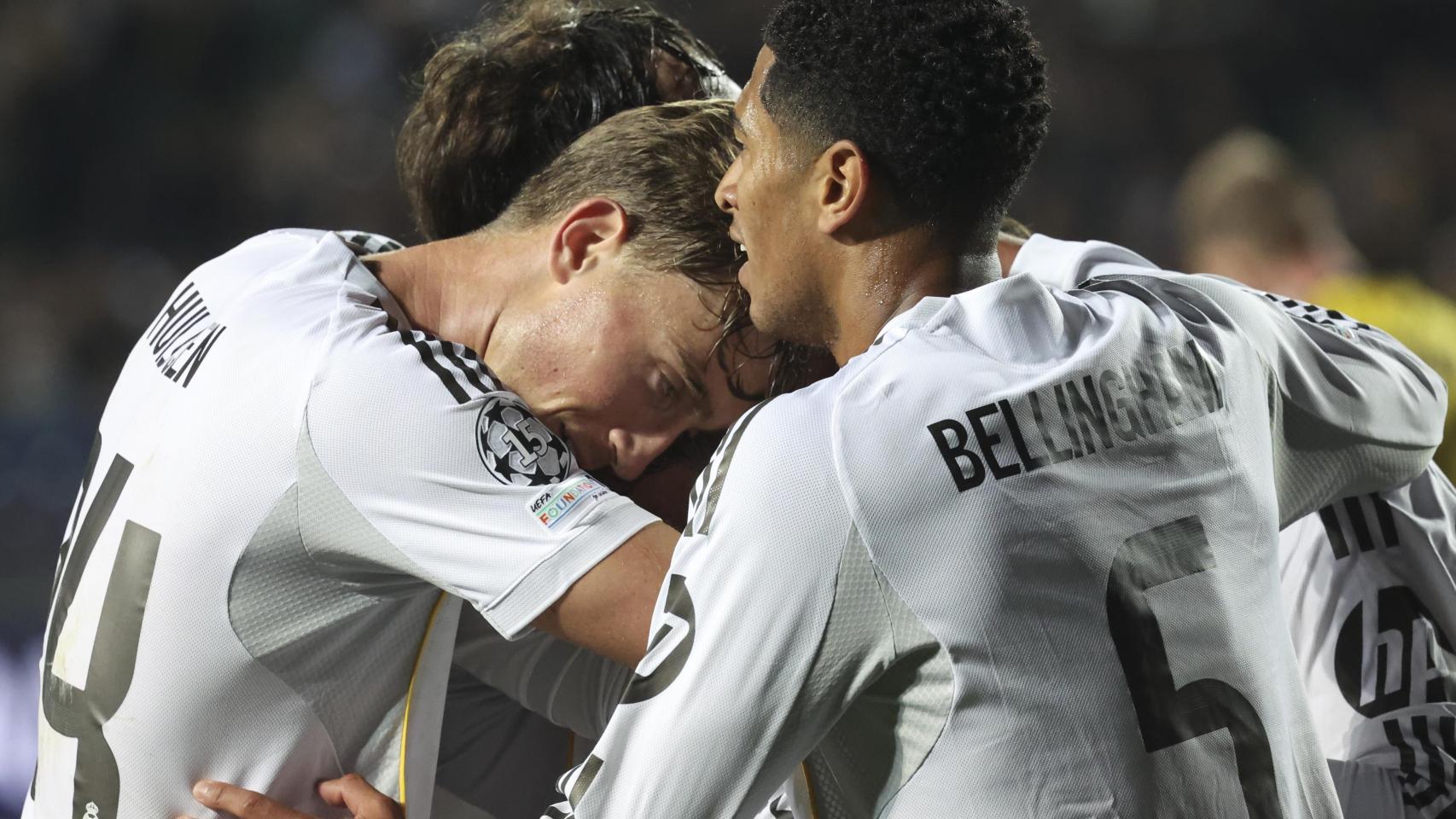 Jude Bellingham y Dean Huijsen celebran la victoria del Real Madrid contra el Kairat (0-5) en la Champions League