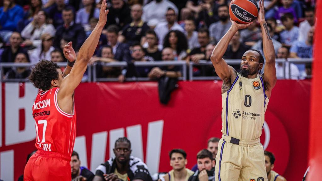 Kevin Punter arma el tiro en el Hapoel Tel Aviv-Barça de basket de Euroliga