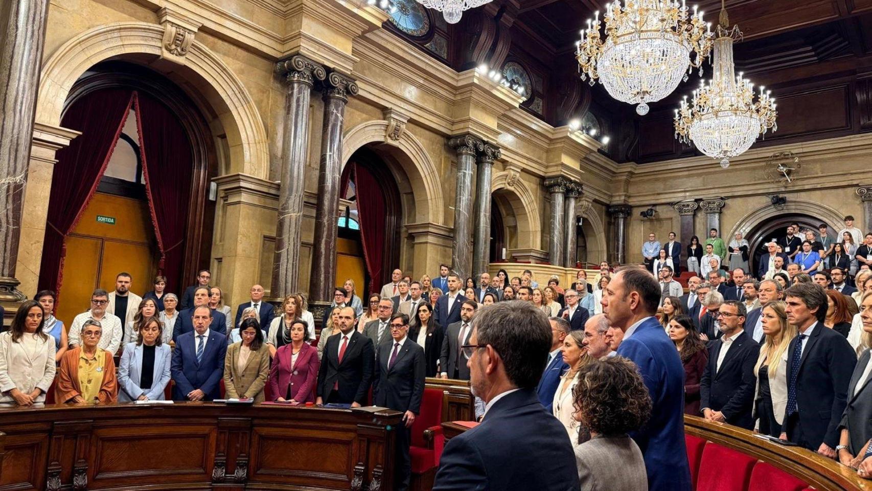 El genocidio de Gaza enfrenta al Parlament entre banderas palestinas y plantes al minuto de silencio