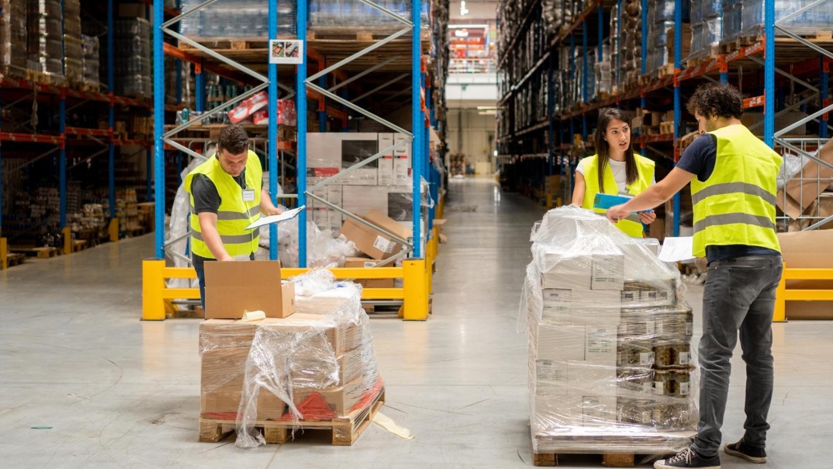 Trabajadores en un almacén