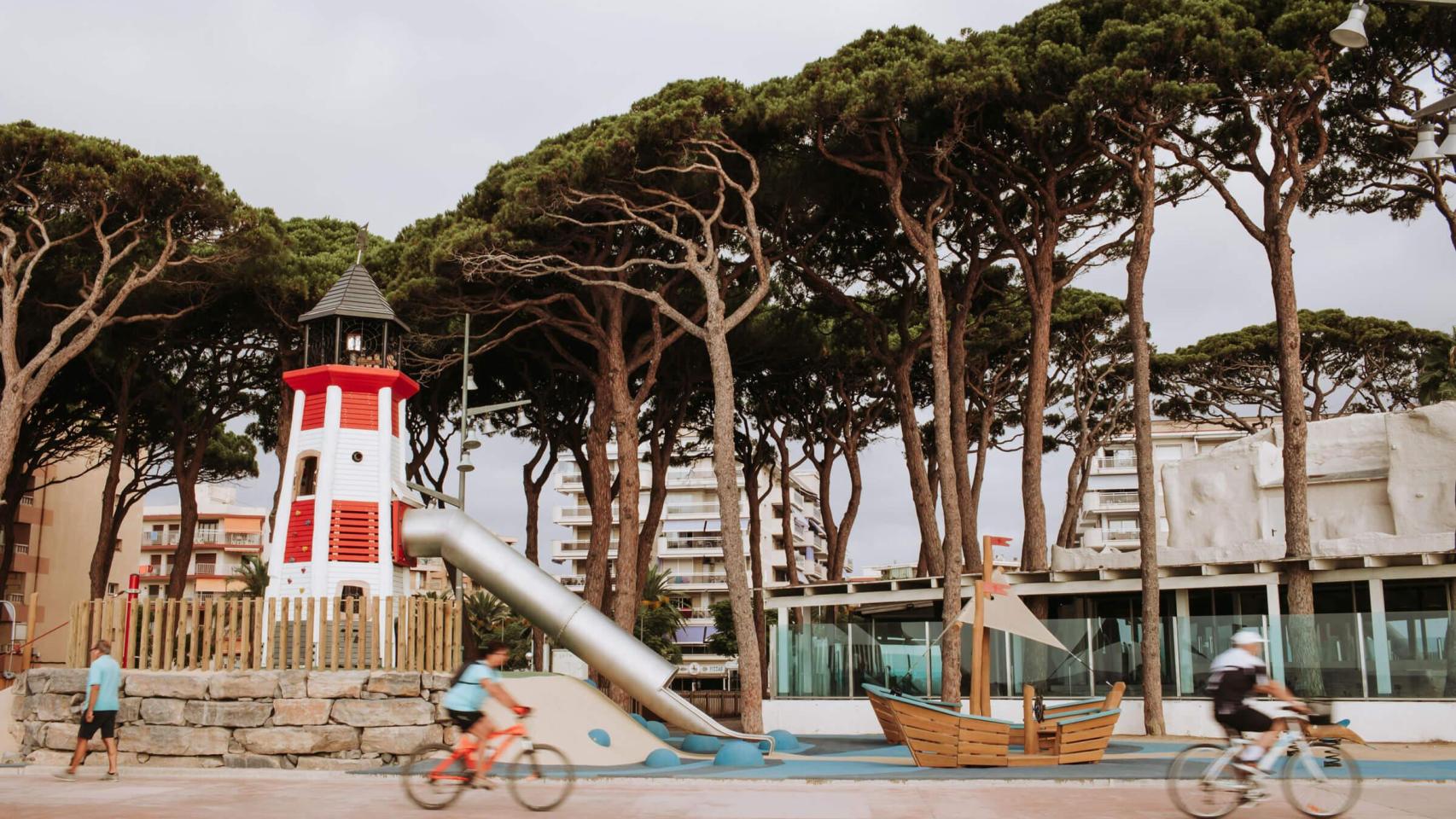 Vecinos en bicicleta frente al parque de La Pineda