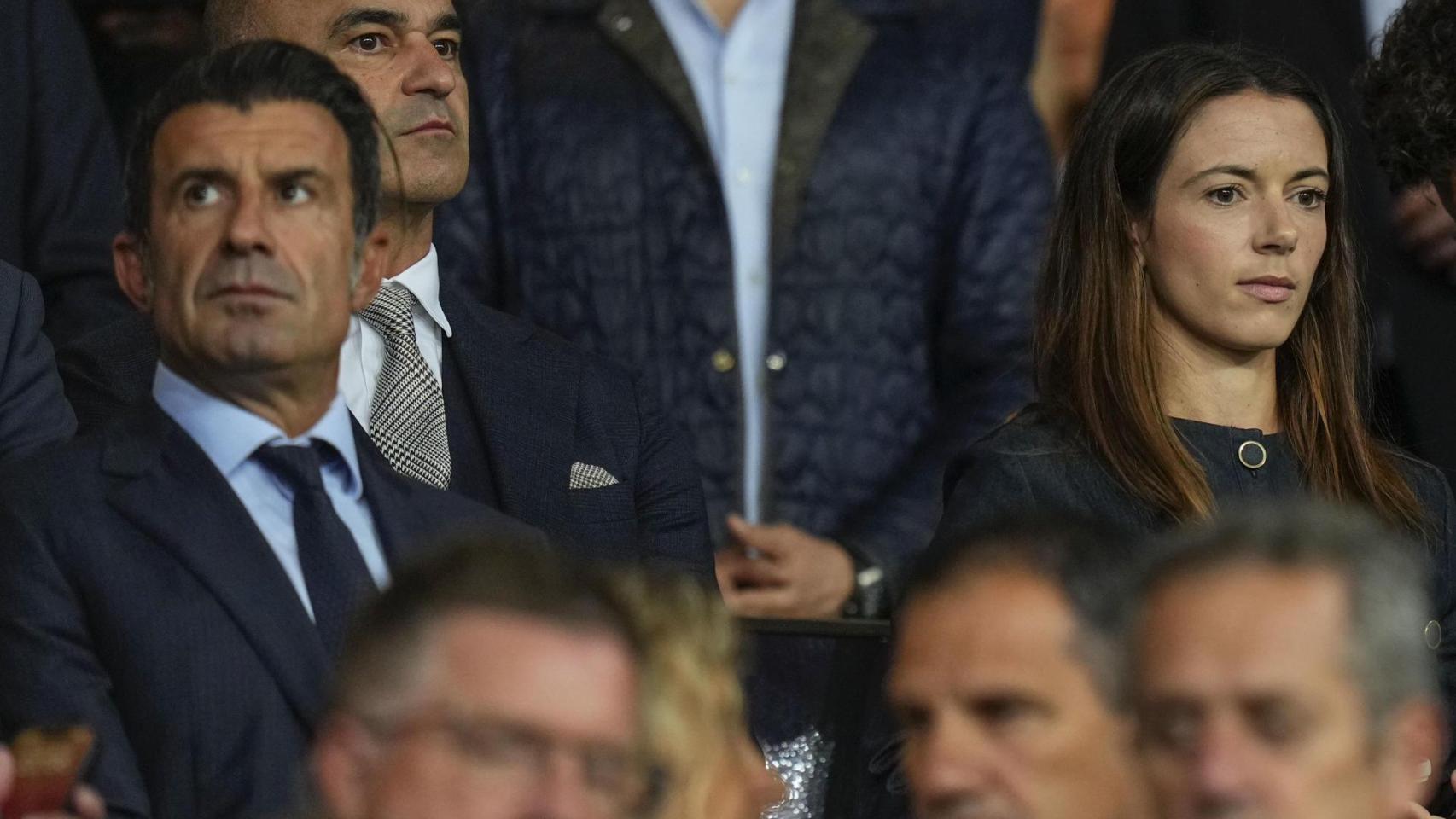 Luis Figo, en el palco de Montjuïc junto a Aitana Bonmatí, durante el Barça-PSG