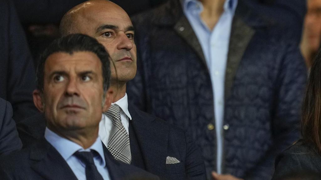 Luis Figo, en el palco de Montjuïc junto a Aitana Bonmatí, durante el Barça-PSG