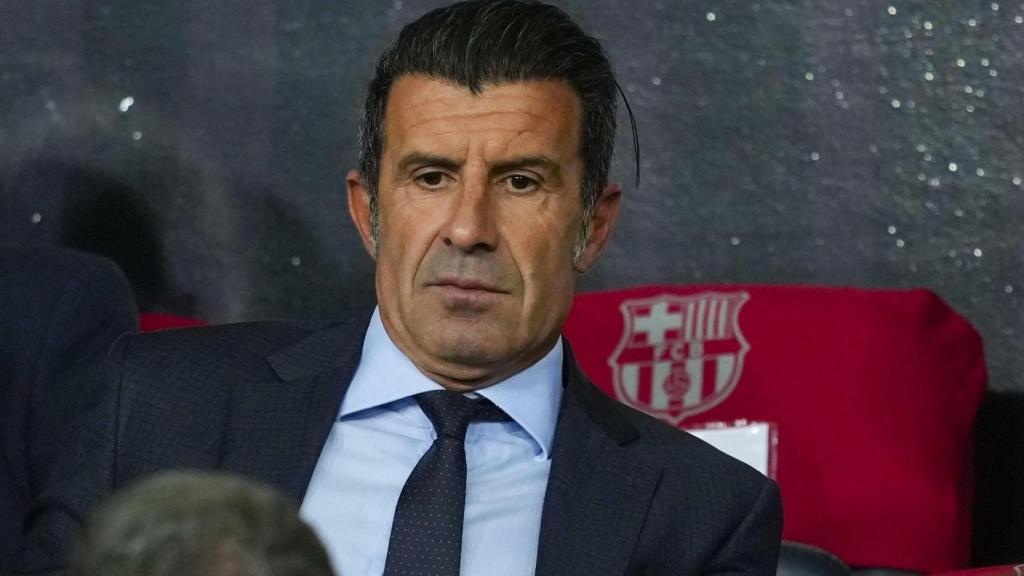 Luis Figo, en el palco del Estadi Olímpic Lluís Companys como embajador de la UEFA