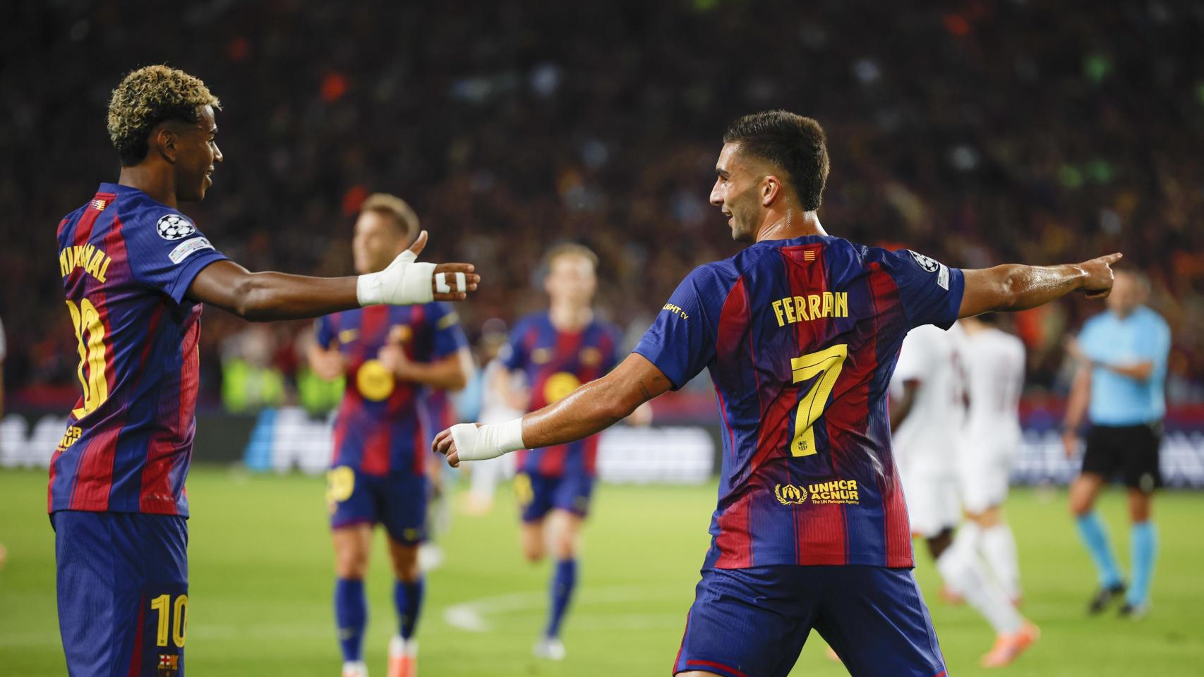 Lamine Yamal y Ferran Torres celebran un gol del Barça contra el PSG en la Champions League